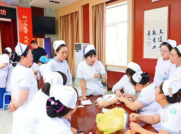 規(guī)范靜脈通路固定 賦能靜療專業(yè)隊(duì)伍——本溪市中心醫(yī)院護(hù)理部成功舉辦靜脈導(dǎo)管固定方法專項(xiàng)工作坊暨靜療管理護(hù)士資質(zhì)認(rèn)證儀式